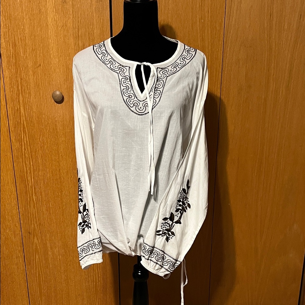 NWT Chico’s Joylyn tunic wh/fudge. Sz. 2 100%. Cotton.